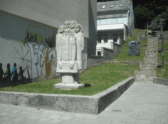 skulptura_kanklininkas_su_vaikais_antinis