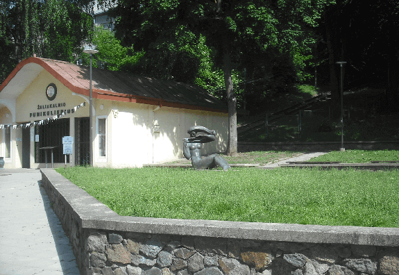 skulptura_mergaite_su_dudele_zalensas