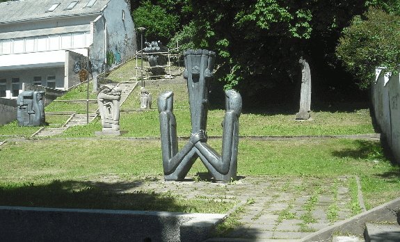 skulptura_seima_antinis