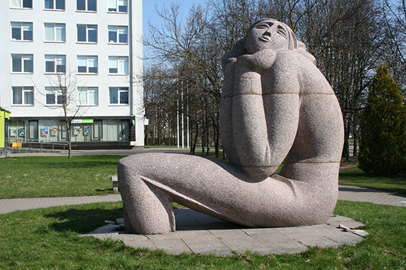 Sedinti_mergina_skulptorius_Strioga