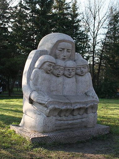 Vaikai_skaito_skulptorius_Antinis_vyresnysis